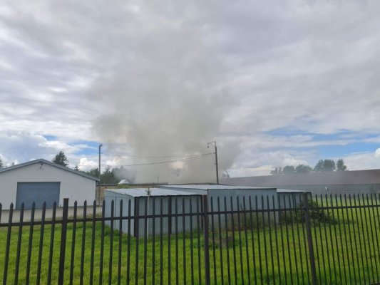 Pożar ogromnej hali w Wólce Kosowskiej! Z ogniem walczy 90 strażaków