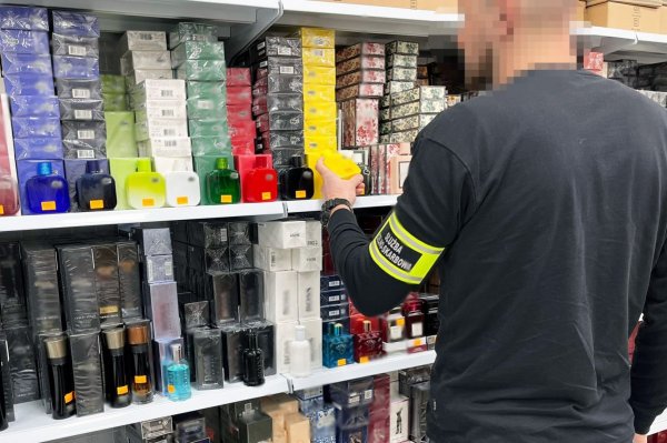 Akcja skarbówki w Wólce Kosowskiej. Zabezpieczono nielegalny towar wart prawie 6,5 mln zł