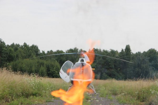 Gasili symulowany pożar hangaru oraz helikoptera 
