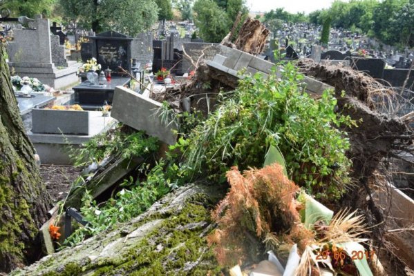 Burza i nawałnica nad Grójcem: straty na cmentarzach