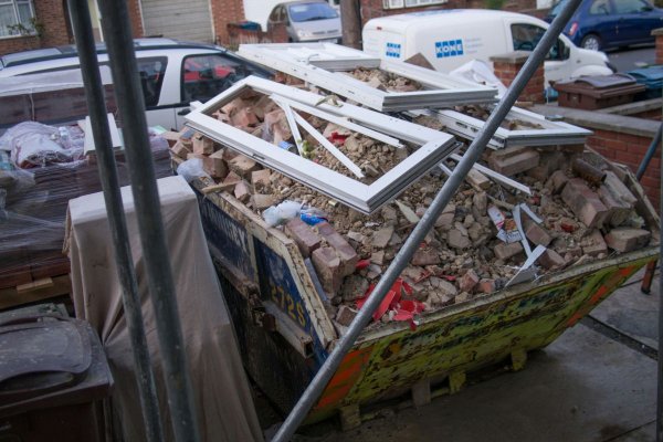 Poradnik: jak wybrać i zamówić kontener na gruz w Warszawie