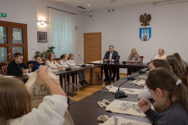 Uczniowie Publicznej Szkoły Podstawowej nr 2 w Grójcu poznawali tajniki lokalnego samorządu