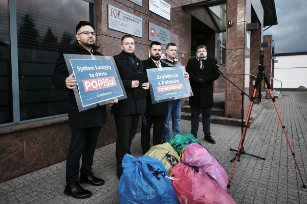 Działacze Konfederacji przeciw systemowi kaucyjnemu. Dali temu wyraz w Grójcu