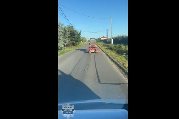 Traktorzysta wydmuchał 3 promile. Przed jazdą nie powstrzymał go dożywotni zakaz, ale świadkowie