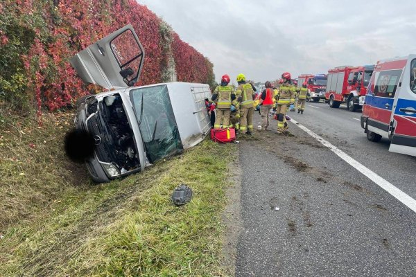 Poważny wypadek z udziałem busa na obwodnicy Grójca. 11 osób trafiło do szpitali        