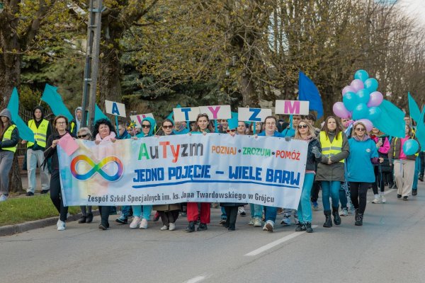 Ulicami Grójca przeszedł Niebiesko-Różowy Marsz dla Autyzmu
