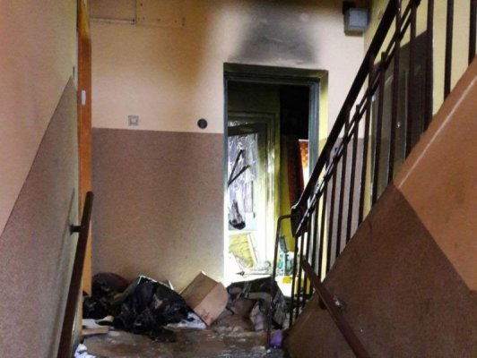 Policjanci wynieśli mężczyznę z płonącego mieszka