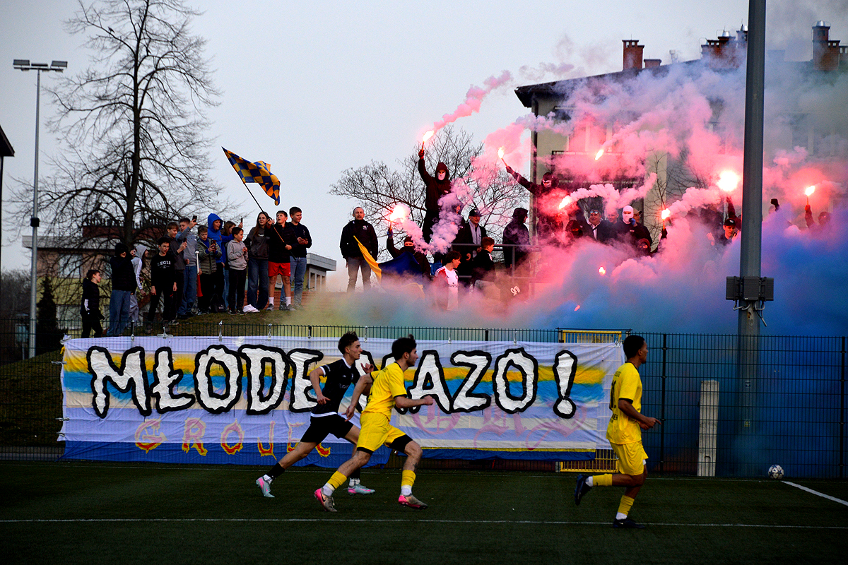 Na stadionie przy ulicy Laskowej pojawiła się liczna grupa kibiców, którzy głośno dopingowali zespół i zaprezentowali efektowną oprawę (fot. M.Adamski)