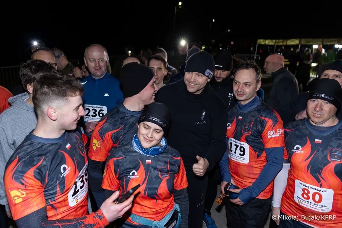 Prezydent Karol Nawrocki i uczestnicy VII Biegu Wyklętych (fot. Mikołaj Bujak / KPRP)