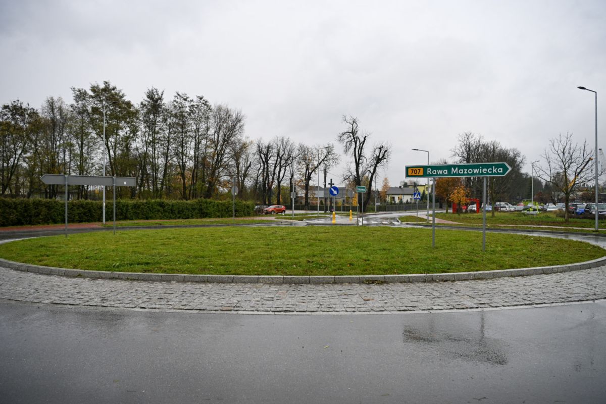 W Żdżarach (gm. Nowe Miasto nad Pilicą) na skrzyżowaniu drogi wojewódzkiej nr 707 z drogą powiatową Żdżary – Domaniewice powstało nowe rondo (fot. materiały prasowe)