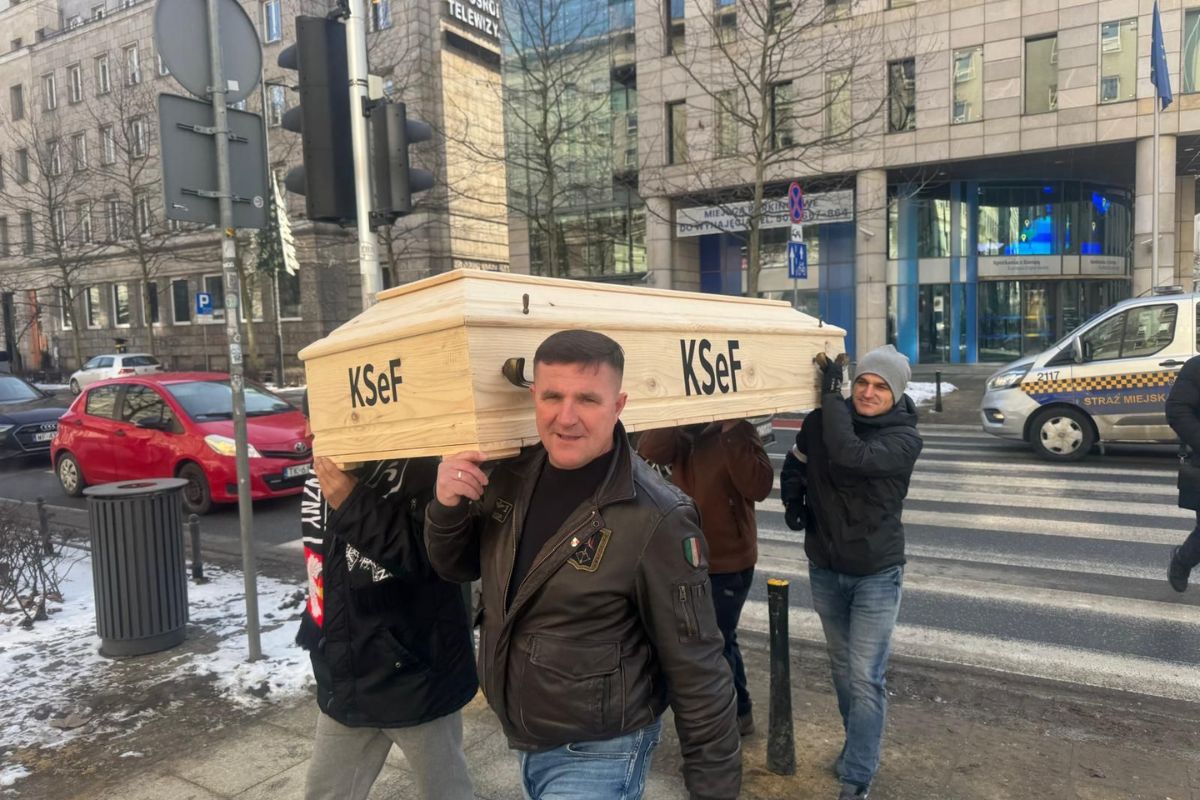 Cezary Sygocki niesie trumnę z napisem KSeF ulicami stolicy 