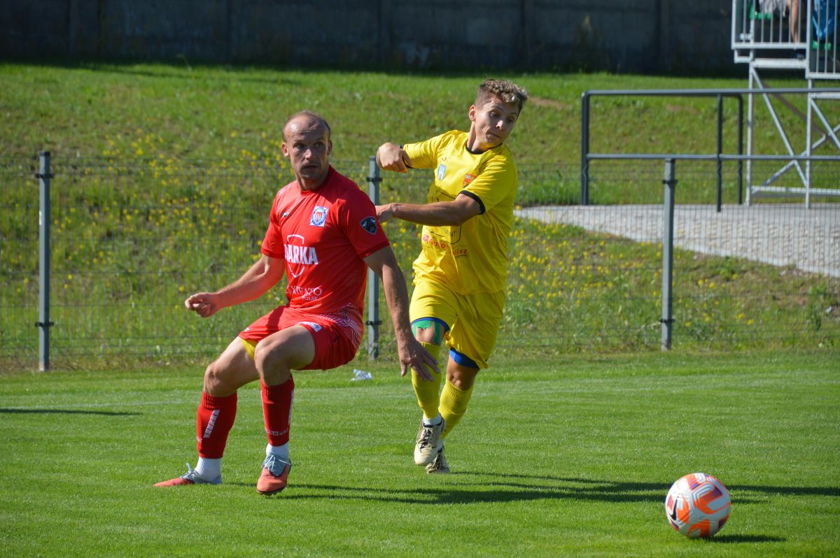 O piłkę walczą Daniel Złoch (KS Warka) i Jakub Derewicz (Mazowsze Grójec), fot. M.Adamski