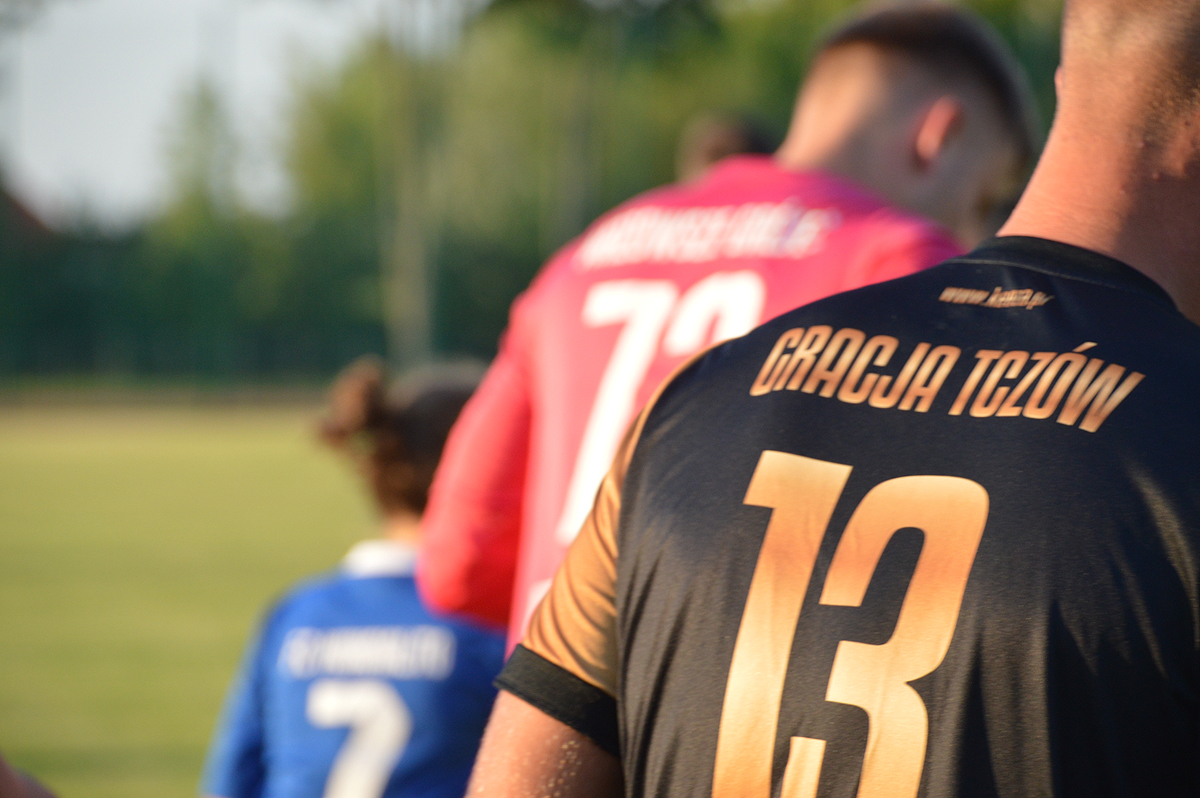 W pierwszym meczu obu drużyn 2:1 wygrali piłkarze Mazowsza Grójec (fot. M.Adamski) 